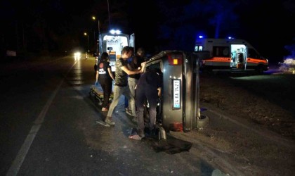 Aydınlatma direğine çarparak devrilen otomobilin içerisinde sıkıştı