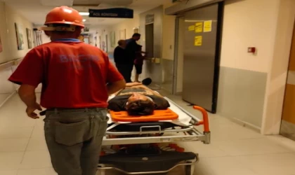 Babasına su götürdüğü inşaatın balkonundan düşen çocuk ağır yaralandı