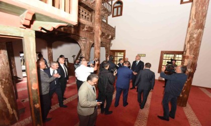 Bakan Ersoy: Eşsiz bir yapı olan Mahmut Bey Camiinin çevresinde UNESCO ile yeni planlamalar yapılacak