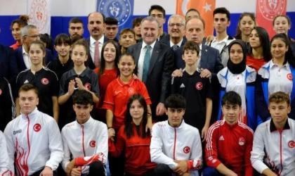 Bakan Osman Aşkın Bak: Çocuklarınızı spor salonlarına getirin, kötü alışkanlıklardan uzak tutun