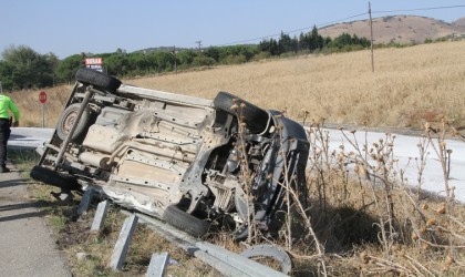Bariyerlere çarpan araç yan döndü: 4 yaralı