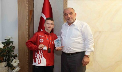 Başkan Sandıkçıdan dünya şampiyonuna altın