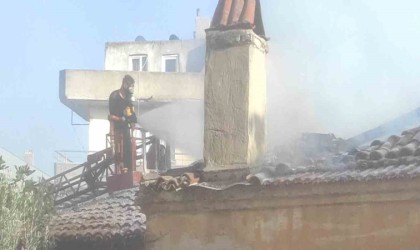 Bayramiçte tek katlı boş ev yanarak kullanılamaz hale geldi