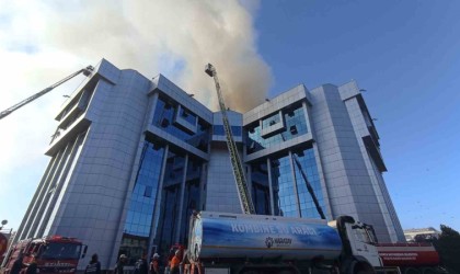 Belediye binasının çatısında yangın