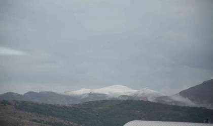 Bitliste yüksek kesimlere mevsimin ilk karı düştü