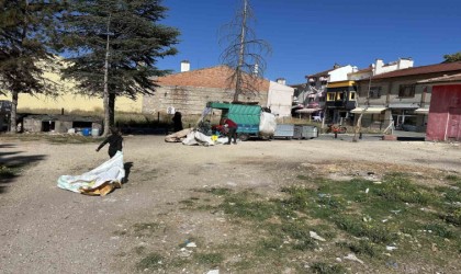 Boş arsa kağıt toplayıcılarının meskeni oldu