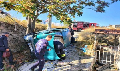 Burdurda kontrolden çıkan otomobil evin bahçesine uçtu: 1 yaralı
