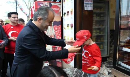 Bursa kırmızı-beyaza büründü