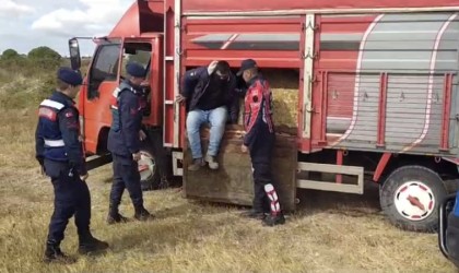 Çanakkalede saman balyaları arasına gizlenmiş 27 kaçak göçmen yakalandı