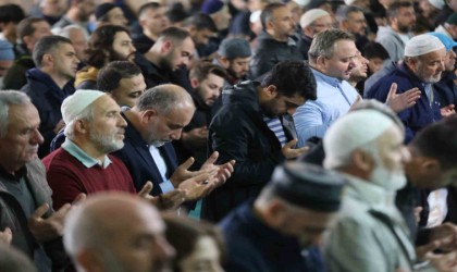 Canikte eller Filistin için semaya kalktı