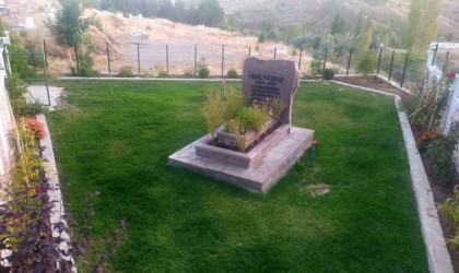 Çok sevdiği eşine türbe gibi bir mezar yaptırdı