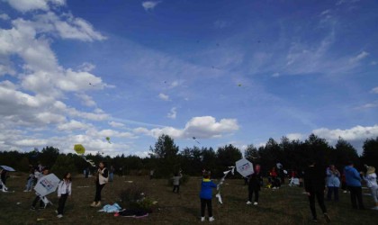 Cumhuriyetin 100. yılında çocuklar, uçurtma uçurarak şenlikte buluştu