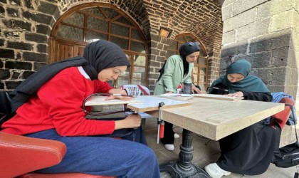 Cumhuriyetin 100. yılında yüz öğrenci ve yüz resim çalışması