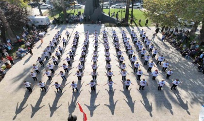 Cumhuriyetin 100üncü yılında 100 kişi zeybek oynadı