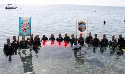 Cumhuriyet’in 100’üncü yılında Türk bayrağı açıp, dalış yaptılar