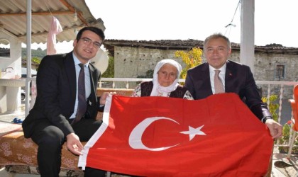 Cumhuriyetle yaşıt kadına kaymakam ve başkandan ziyaret