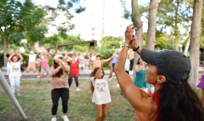 Dans ederek zinde kaldılar