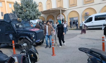 Darbettiği eşinin yakınları tarafından öldürüldü