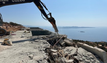 Deniz manzaralı kaçak yapılar yıkıldı