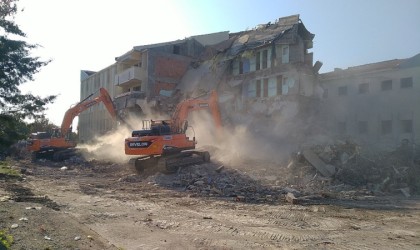 Depremde ağır hasar alan Erzin Devlet Hastanesinin yıkımı başladı