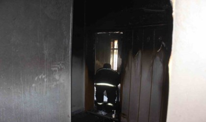 Depremzede ailenin kaldığı evde yangın