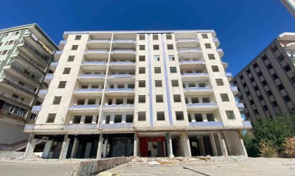 Diyarbakırda ağır hasarlı binada tahta parçaları için canlarını hiçe saydılar