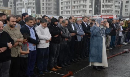 Diyarbakır’da sağanak altında Filistinliler için gıyabi cenaze namazı