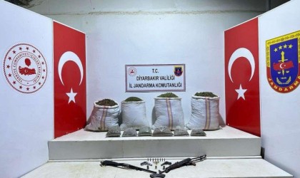 Diyarbakırda uyuşturucu operasyonu: 74 kilogram esrar ile çok sayıda silah ele geçirildi
