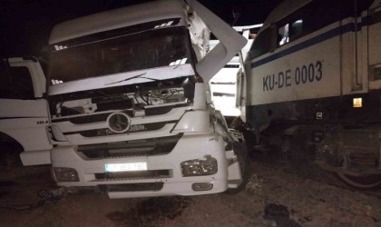 Diyarbakırdaki tren kazasında yaralanan tır sürücüsü hayatını kaybetti