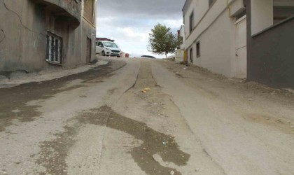 Doğalgaz hattını çeken Akmercan şirketi kazdığı yolları onarmadan gidiyor