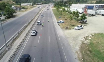 Dronlu denetimde araçtan 5 kaçak göçmen ile 2 organizatör çıktı