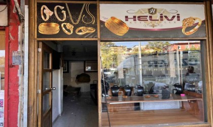 Duvarı delip, kuyumcuyu 15 dakikada soymuşlar