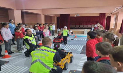 Edirne jandarmasından öğrencilere trafik eğitimi