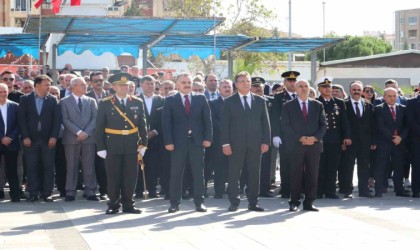 Edremitte Cumhuriyetin 100. yılı çelenk sunma töreni yapıldı