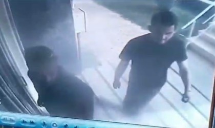 Elektronik kapı kilidinin şifresini kırarak girdikleri apartmandan ayakkabı çaldılar