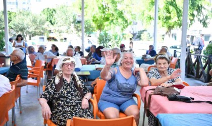 Emekliler Konyaaltı Belediyesinin konseriyle eğlendi