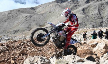 Endurocular deniz seviyesinden 2 bin 365 metre yükseklikteki Tahtalı Dağının zirvesine çıktı