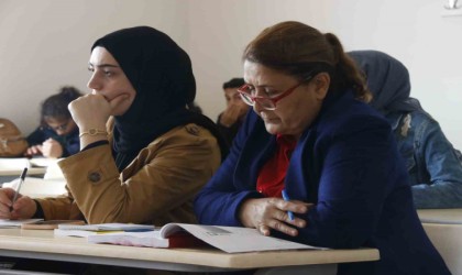 Ev hanımlığı yapmaktan sıkıldı, 60 yaşında çift ana dal ile üniversite okuyor