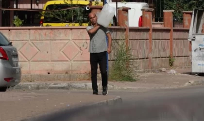 Evini tahliye için gelen icra memurlarını görünce benzinle kendini yakmaya kalkıştı