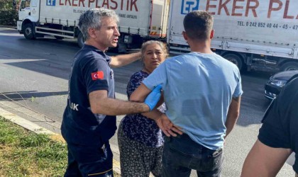 Feci kazada ölümden dönen gence, kadın akrabasından sevinç öpücüğü