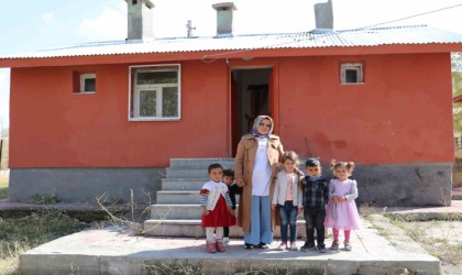 Fedakar öğretmen, köy okulunun deposunu sınıfa dönüştürdü