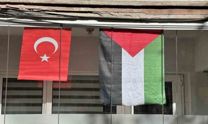 Filistine destek için balkonuna bayrak astı