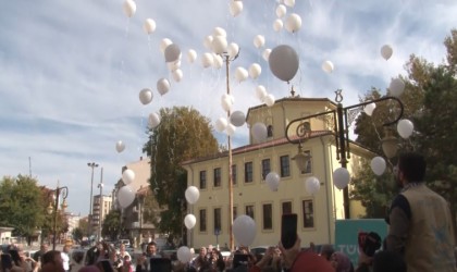 Filistinli şehit çocuklar için gökyüzüne beyaz balonlar bırakıldı