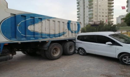 Freni boşalan kamyonun geri kayıp iki araca çarpması kamerada