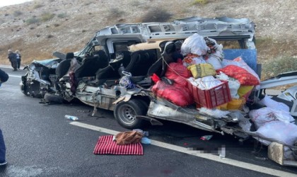 Gaziantep Şanlıurfa otobanında bir minibüsün karıştığı kazada ölü ve yaralılar olduğu bildirildi. Olay yerine ambulanslar sevk edildi.