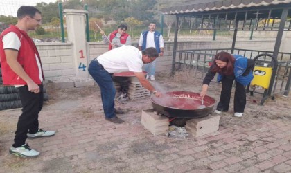Gençler yetiştirdikleri domatesleri salça yapıp ihtiyaç sahiplerine ulaştırdı