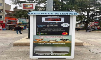 Geri dönüşüm atıkları Atık-Matiklerde mama ve kaleme dönüşüyor