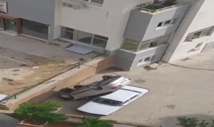 Geri yerine ileri vitese aldığı otomobiliyle otoparka düştü