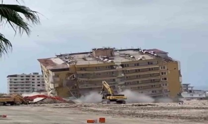 Halatla çekilerek yıkılan 9 katlı binanın yerle bir olma anı kamerada