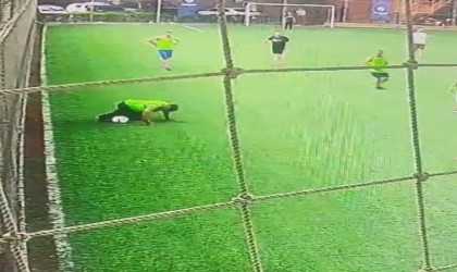 Halı sahada kalp krizi geçiren kişi hayatını kaybetti...O anlar kameralara yansıdı